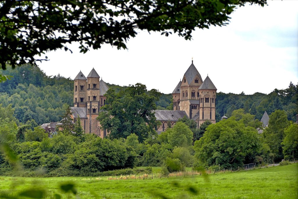 … ins Kloster Maria Laach und in eine Aachener Printenbäckerei. Symbolbild: Eifelhunter/pixabay/pp/Agentur ProfiPress