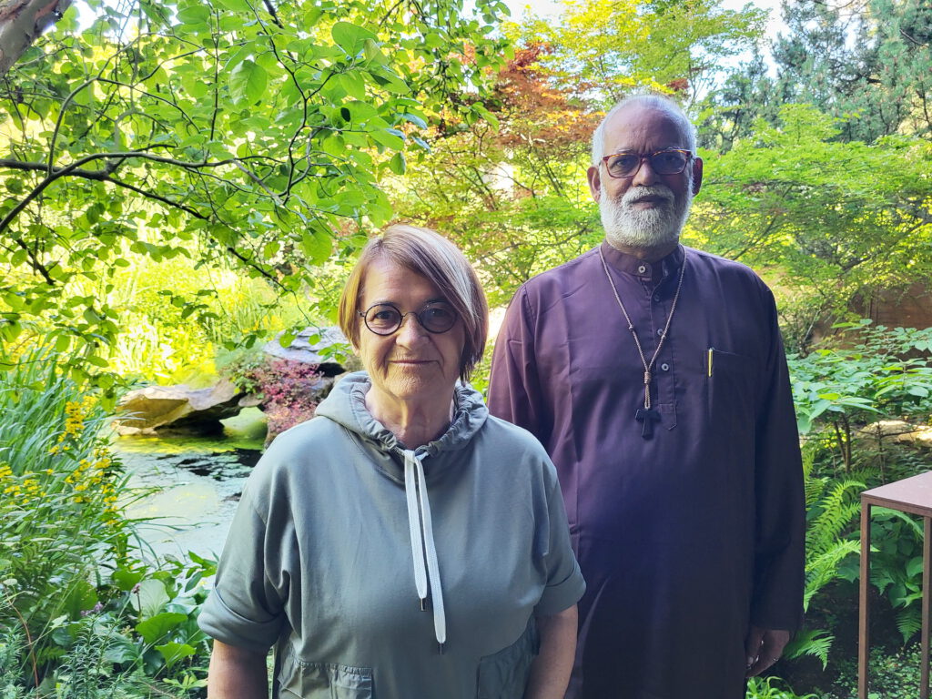 Marti Faber kennt Bruder Joseph seit über 40 Jahren. Bereits in den 1980er-Jahren reiste sie auf seine Einladung nach Indien. In Leprastationen, Slums und bei den Schwestern von Mutter Teresa zeichnete sie kranke, behinderte und sterbende Menschen. Foto: Manfred Lang/pp/Agentur ProfiPress