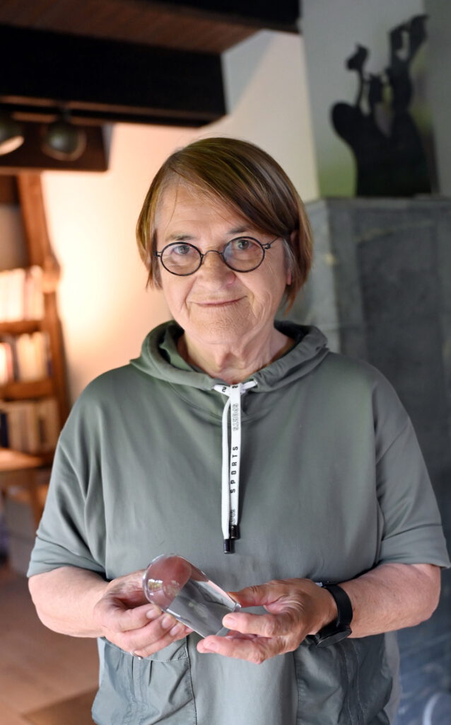 Marti Fabers Mann Hein, ehemaliger Spiritaner-Mönch und Versuchsgärtner bei Bayer Leverkusen, half jeden freien Samstag beim Betonstampfen für die Bruder-Klaus-Kapelle in Wachendorf. Als Dank bekam er diesen Glastropfen von Architekt Peter Zumthor und Bauherr Hermann-Josef Scheidtweiler. Es ist einer von über 300, mit denen die Öffnungen verschlossen wurden, die durch das Ausbrennen der Holzschalung entstanden sind. Durch sie dringt das Tageslicht zur Beleuchtung ins Innere der berühmten künstlichen Felsenkirche. Repro: Manfred Lang/pp/Agentur ProfiPress 