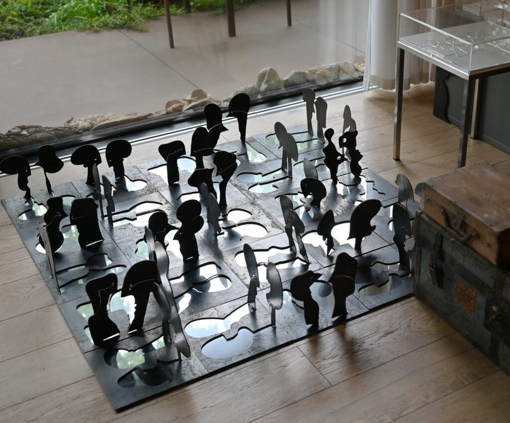 Diese modellhafte Skulptur schuf die aus Ungarn stammende Zülpicher Künstlerin in gewaltigen Dimensionen für die Biennale 2023 in Venedig. Sie trägt den Titel „Migranten“. Foto: Manfred Lang/pp/Agentur ProfiPress