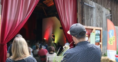 Zaungäste werfen einen Blick in die Kulturscheune Nettersheim, wo Julius Esser gerade das zweite Mundartfestival „Mir kalle Platt“ eröffnet. Archivfoto: NeT/pp/Agentur ProfiPress