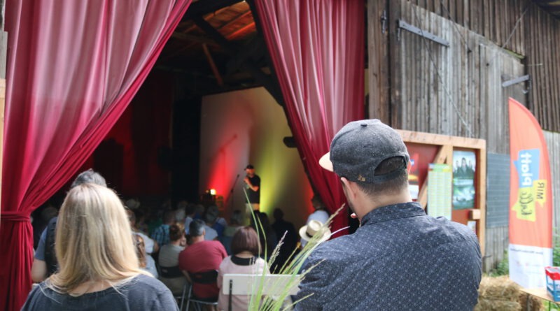 Zaungäste werfen einen Blick in die Kulturscheune Nettersheim, wo Julius Esser gerade das zweite Mundartfestival „Mir kalle Platt“ eröffnet. Archivfoto: NeT/pp/Agentur ProfiPress