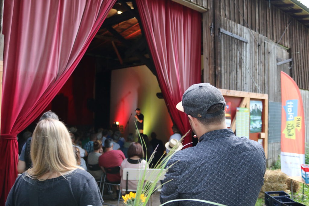 Zaungäste werfen einen Blick in die Kulturscheune Nettersheim, wo Julius Esser gerade das zweite Mundartfestival „Mir kalle Platt“ eröffnet. Archivfoto: NeT/pp/Agentur ProfiPress