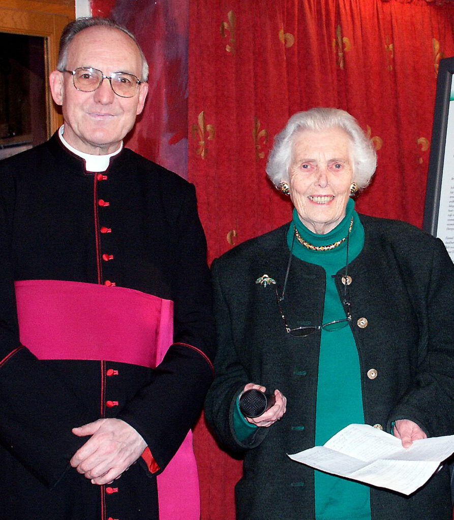 Adeline Gräfin Beissel zu Gymnich und Prälat Dr. Helmut Moll bei einer Ausstellungseröffnung über Dr. Randolph Freiherr von Breidbach-Bürresheim im Bourbonensaal der Burg Satzvey. Archivfoto: Manfred Lang/pp/Agentur ProfiPress