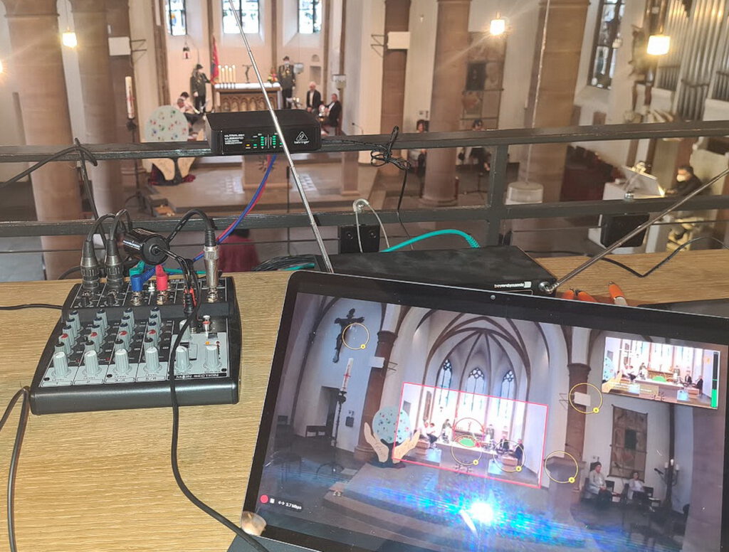 Jeden Sonntag klicken Menschen aus Marmagen, der Region und sogar aus dem Ausland auf den YouTube-Kanal der Pfarre St. Laurentius, um die Messe zu Hause, im Krankenhaus oder unterwegs mitzufeiern. Der digitale Gottesdienst ist mehr als technische Spielerei, er schafft Verbundenheit. Foto: Privat/pp/Agentur ProfiPress