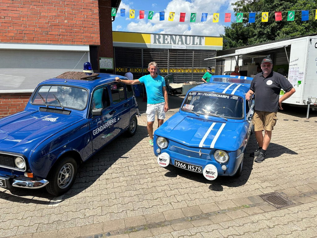 Olditreffen 2025 mit Jörn Hück (r.), dem Vorsitzenden des Renault-Oldie-Clubs-Eifel e.V., und Harald Schröder aus Windeck mit einem R-4-Streifenwagen der französischen Gendarmerie und einem Klassiker R 8 Tourenwagen von 1965. Foto: Privat/pp/Agentur ProfiPress