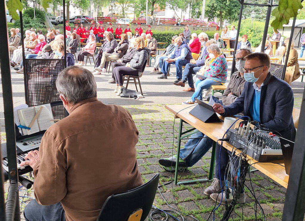 Übertragung eines Open-Air-Gottesdienstes vom Marmagener Eiffelplatz. Seinen Anfang nahm das Streaming-Projekt Palmsonntag 2020, mitten im ersten Corona-Lockdown. „Damals war das eine spontane Notlösung – mit unserem inzwischen verstorbenen Pastor Wolfgang Frisch“, erinnert sich Poensgen. Foto: Privat/pp/Agentur ProfiPress