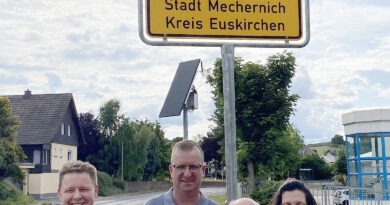 Stolz am neuen Ortsschild (v.l.): Christian Meyer, Ortsbürgermeister Markus Kratz, Hans-Josef Breuer und Andrea Kratz. Foto: Privat/pp/Agentur ProfiPress