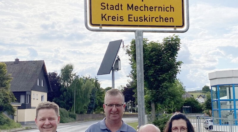Stolz am neuen Ortsschild (v.l.): Christian Meyer, Ortsbürgermeister Markus Kratz, Hans-Josef Breuer und Andrea Kratz. Foto: Privat/pp/Agentur ProfiPress