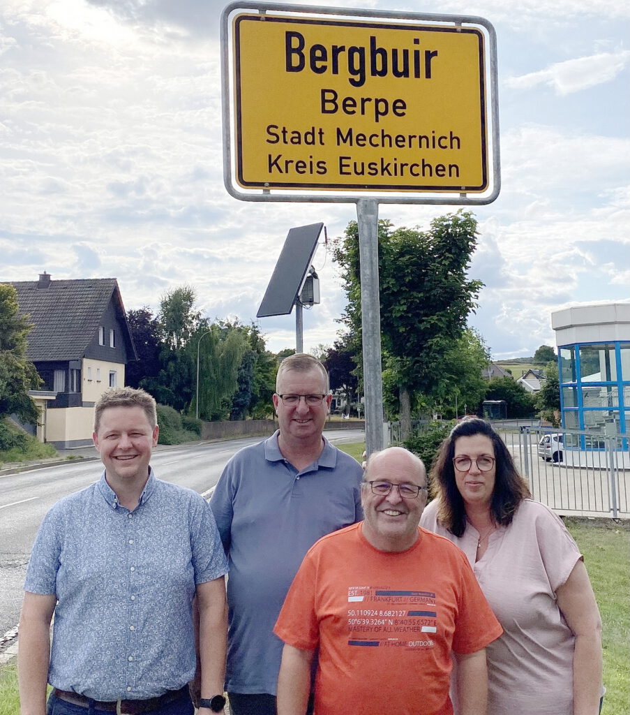 Stolz am neuen Ortsschild (v.l.): Christian Meyer, Ortsbürgermeister Markus Kratz, Hans-Josef Breuer und Andrea Kratz. Foto: Privat/pp/Agentur ProfiPress