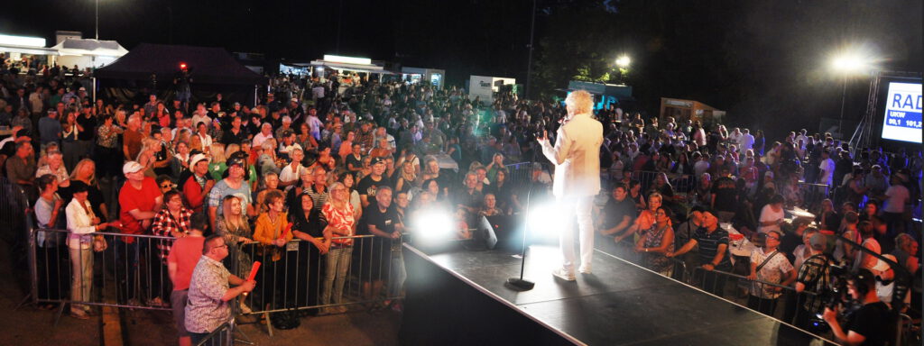 1700 Zuschauer wurden bei der 25. Eifeler Oldienacht auf dem Papstar-Gelände in Kall gezählt. Die segensreiche Veranstaltungsreihe hatte im Jahr 2000 als „Mechernicher Oldienacht begonnen. Foto: Reiner Züll/pp/Agentur ProfiPress