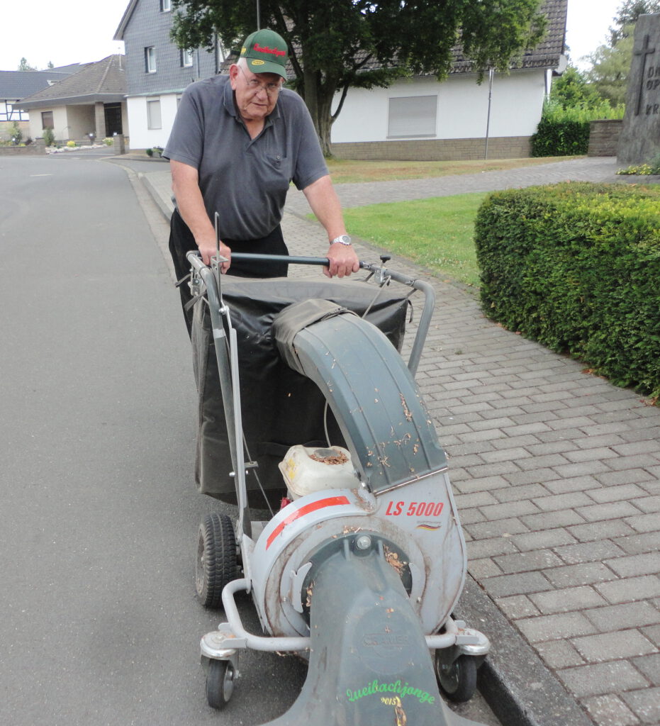 Karl-Josef „Ossi“ Petter bei Reinigungsarbeiten im Dienst der Bleibuirer „Queibachjonge e.V.“ Foto: Privat/pp/Agentur ProfiPress