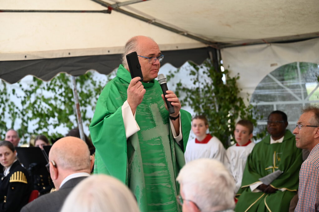 „Gut oder böse?“ war die Kernfrage, die der Mechernicher Pfarrer Erik Pühringer in seiner Predigt beim Bergfest mit dem Smartphone in der Hand stellte. Seine Antwort lautete: „Das entscheidet jeder Benutzer selbst!“ Foto: Manfred Lang/pp/Agentur ProfiPress