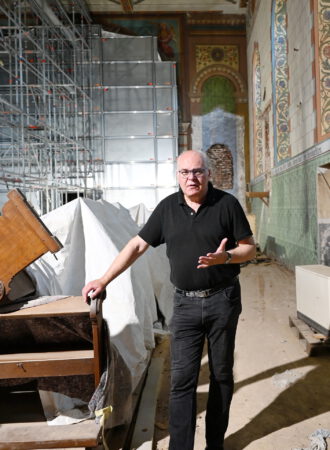 „Wir sind auch ohne Lottogewinn zurechtgekommen“, freut sich Pfarrer Erik Pühringer. Noch vor einem Jahr hatte man auf der Baustelle noch nicht gewusst, ob das Unternehmen gelingt oder scheitert. Foto: Manfred Lang/pp/Agentur ProfiPress
