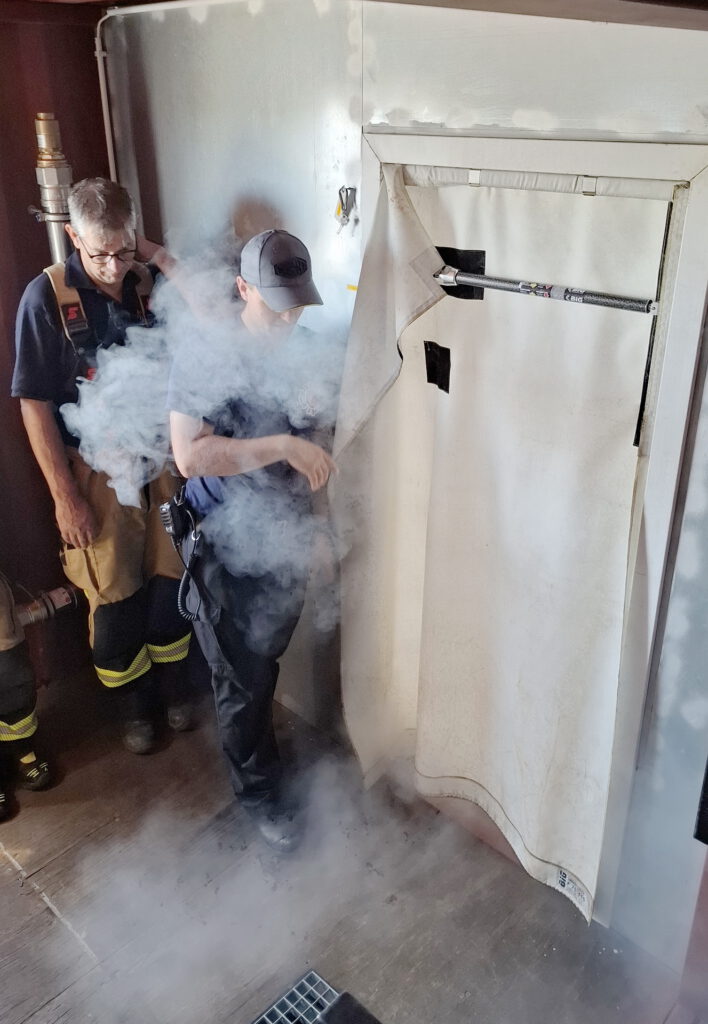 Taktische Ventilation: Auch den Einsatz von Rauchvorhang und Lüfter übten die Kommerner Löschtrupps in Stockheim. Foto: Feuerwehr/pp/Agentur ProfiPress
