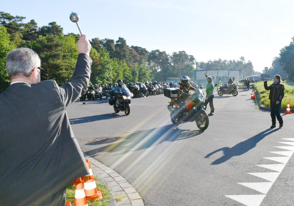 Symbolbild: Ein Militärgeistlicher spendet den Teilnehmern der jährlichen Motorradwallfahrt der Bundeswehr in der Mechernicher Bleibergkaserne den Reisesegen. Archivfoto: Manfred Lang/pp/Agentur ProfiPress