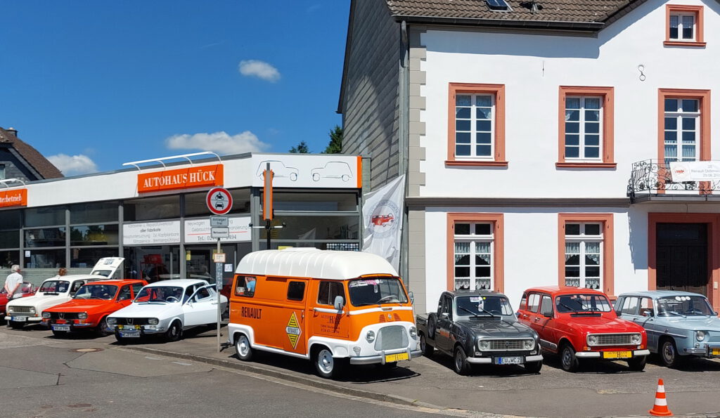 Das Roggendorfer Autohaus Hück ist seit vielen Jahren Treffpunkt für jährlich 60 bis 80 Halter alter Renaultmodelle. Foto: Privat/pp/Agentur ProfiPress