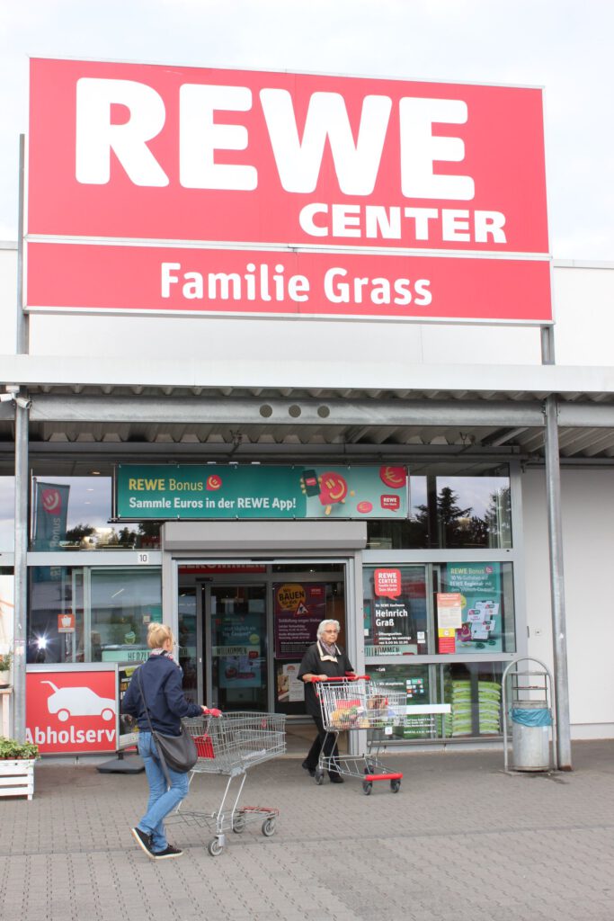 Kein Versorgungs-Engpass zu befürchten: Während der Umbauphase bleibt die Burg-Apotheke Kommern zu minimal geänderten Zeiten geöffnet. Foto: Kerstin Rottland/pp/Agentur ProfiPress