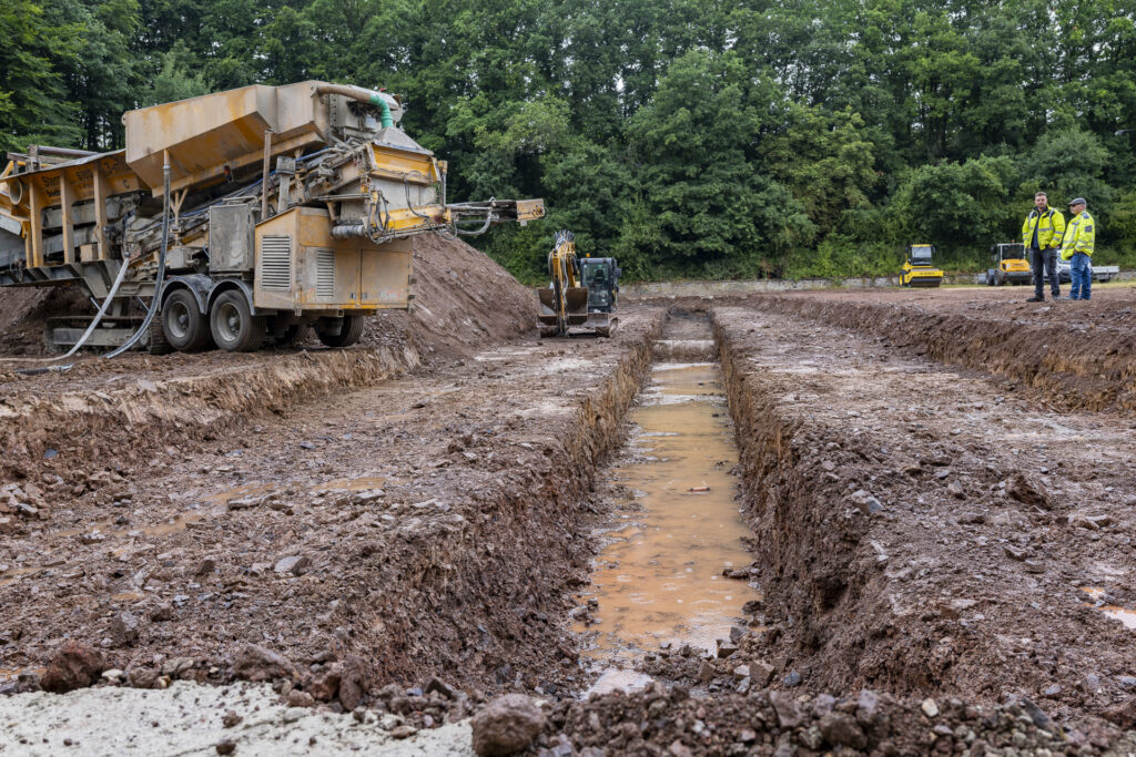 Dieser Graben nimmt den Dammsporn auf, der ein Unterspülen des Bauwerks verhindern soll. In der Mitte ist das Rohr des Odensiefen zu sehen, der im Zuge der Maßnahme wieder freigelegt wird. Foto: Ronald Larmann/pp/Agentur ProfiPress