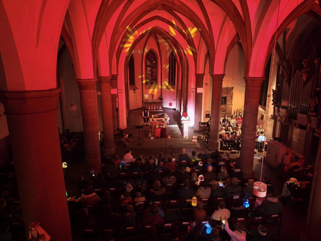 Eine stimmungsvolle Sankt-Martins-Andacht in St. Laurentius geht übers Internet an alle, die an den Gottesdiensten in der Eifel teilnehmen wollen. Foto: Privat/pp/Agentur ProfiPress