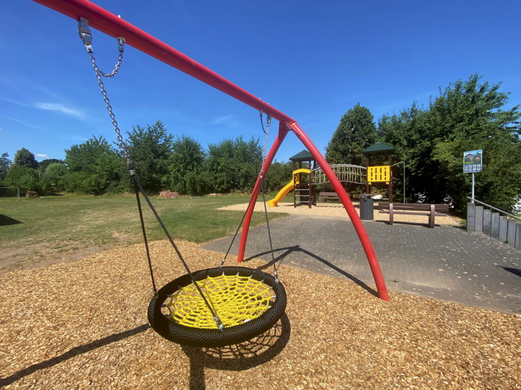 Kinder aus Wachendorf und Umgebung dürfen sich auf dem Spielplatz am Bürgerhaus über eine neue Nestschaukel freuen. Foto: Dorfgemeinschaft Wachendorf/pp/Agentur ProfiPress