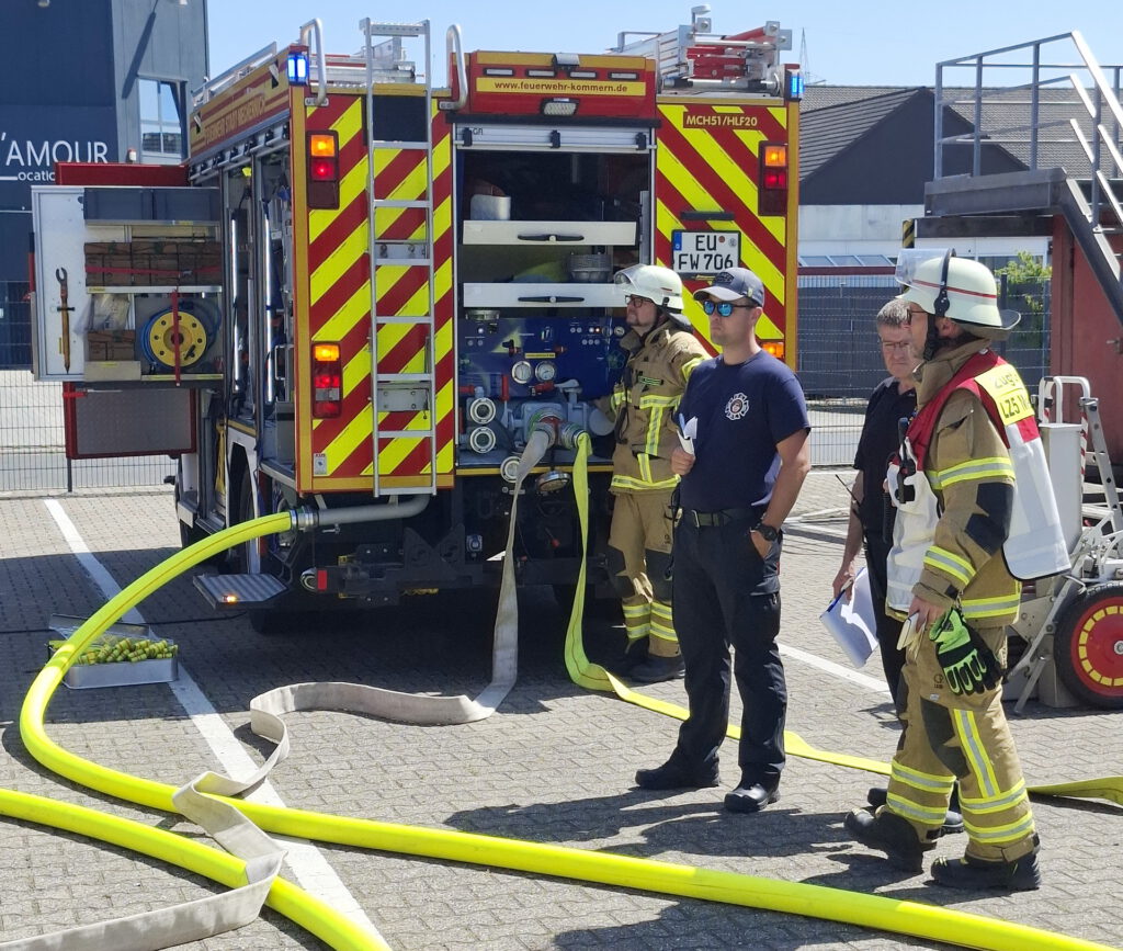 Klarheit ins scheinbare Schlauchgewirr und einen Gesamtüberblick verschafft die Lageeinweisung der Löschzugleitung. Foto: Feuerwehr/pp/Agentur ProfiPress