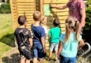 Ortsbürgermeister Nathalie Konias und ihr Mann erklären interessierten Kindern, wie die neue „Schnecken-Toilette“ auf dem Spielplatz in Kommern-Süd funktioniert. Foto: Nathalie Konias/pp/Agentur ProfiPress