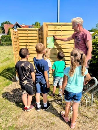 Ortsbürgermeister Nathalie Konias und ihr Mann erklären interessierten Kindern, wie die neue „Schnecken-Toilette“ auf dem Spielplatz in Kommern-Süd funktioniert. Foto: Nathalie Konias/pp/Agentur ProfiPress