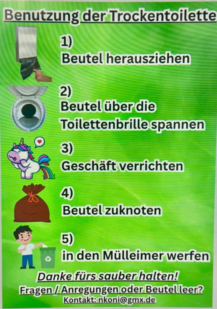 Dieses Schild erklärt den Kindern auf dem Spielplatz in Kommern-Süd, wie die Notdurft verrichtet und entsorgt werden soll. Ohne Sauerei und umweltbewusst.