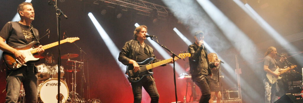 „Stars of Rock“ mit dem Mechernicher Berufsbassisten Rainer Peters legten einen grandiosen Auftritt auf die Bühnenbretter und wurden erst nach mehreren Zugaben entlassen. Foto: Reiner Züll/pp/Agentur ProfiPress