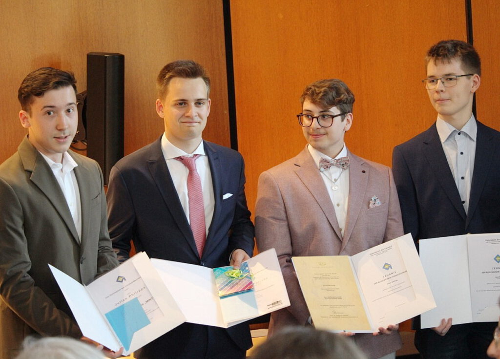 „Ihr habt auf der Zielgeraden richtig Gas gegeben“, so Kreitz in seiner Rede: Mehr als ein Viertel aller Zeugnisse trage eine Eins vor dem Komma, Christian Pallada erreichte die Traumnote 1,0. Der Gesamtschnitt lag bei 2,3. Foto: Bernhard Karst/GAT/pp/Agentur ProfiPress