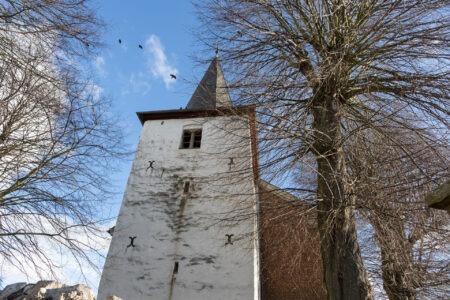 Allen Beteiligten wurde im Juli 2024 klar, dass nicht nur das Kirchenschiff komplett renovierungsbedürftig war, sondern, dass sich auch im Gebälk des Glockenturms schadhafte Stellen befanden, so Pfarrer Pühringer: „Eine davon konnte nicht auf die lange Bank geschoben werden, da sie zum Einsturz führen konnte. Sie musste behoben werden, so lange das Gerüst noch stand…“ Foto: Ronald Larmann/pp/Agentur ProfiPress