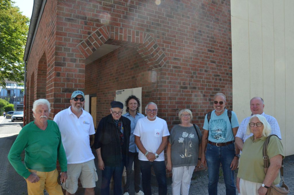 Die Vorbereitungen für das Brunnenfest laufen auf Hochtouren. Die Verantwortlichen der „Kunst am Bau auf Zeit“ versammelten sich vor dem Gebäude, dessen Fassade teils von Jugendlichen bemalt und besprayt werden soll. Foto: Jakob Seibel/pp/ Agentur ProfiPress