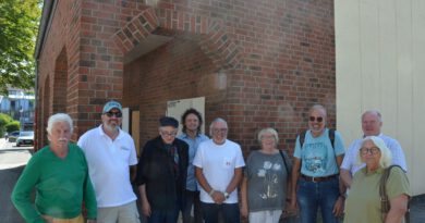 Die Vorbereitungen für das Brunnenfest laufen auf Hochtouren. Die Verantwortlichen der „Kunst am Bau auf Zeit“ versammelten sich vor dem Gebäude, dessen Fassade teils von Jugendlichen bemalt und besprayt werden soll. Foto: Jakob Seibel/pp/ Agentur ProfiPress