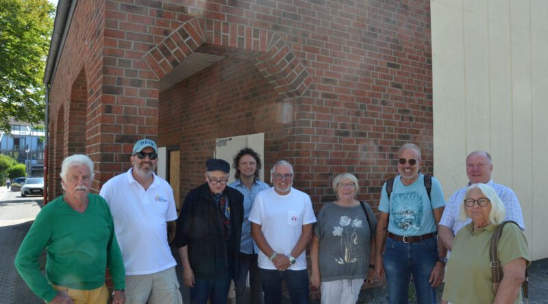 Die Vorbereitungen für das Brunnenfest laufen auf Hochtouren. Die Verantwortlichen der „Kunst am Bau auf Zeit“ versammelten sich vor dem Gebäude, dessen Fassade teils von Jugendlichen bemalt und besprayt werden soll. Foto: Jakob Seibel/pp/ Agentur ProfiPress