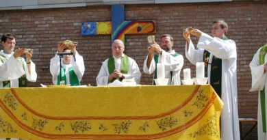 In Konzelebration feierten Geistliche aus Mechernich, Paris und Aix-en-Provence 2005 an der Grundschule Lückerath beim Aktionstag der Gemeinschaften der Gemeinden Mechernich und Mechernich-West Heilige Messe. Junge Christen aus der Eifel, Frankreich und China kamen dort im Vorfeld des Kölner Weltjugendtages zusammen. Archivfoto: Manfred Lang/pp/Agentur ProfiPress