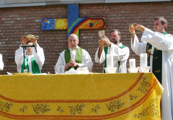 In Konzelebration feierten Geistliche aus Mechernich, Paris und Aix-en-Provence 2005 an der Grundschule Lückerath beim Aktionstag der Gemeinschaften der Gemeinden Mechernich und Mechernich-West Heilige Messe. Junge Christen aus der Eifel, Frankreich und China kamen dort im Vorfeld des Kölner Weltjugendtages zusammen. Archivfoto: Manfred Lang/pp/Agentur ProfiPress