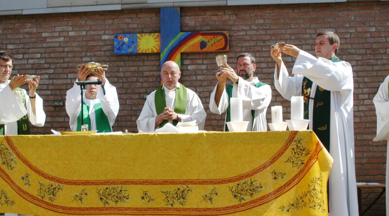 In Konzelebration feierten Geistliche aus Mechernich, Paris und Aix-en-Provence 2005 an der Grundschule Lückerath beim Aktionstag der Gemeinschaften der Gemeinden Mechernich und Mechernich-West Heilige Messe. Junge Christen aus der Eifel, Frankreich und China kamen dort im Vorfeld des Kölner Weltjugendtages zusammen. Archivfoto: Manfred Lang/pp/Agentur ProfiPress