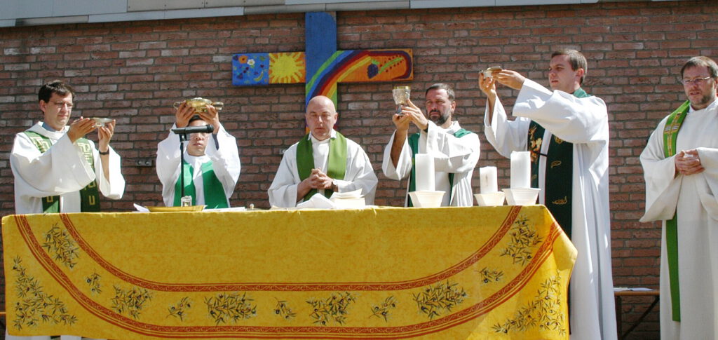 In Konzelebration feierten Geistliche aus Mechernich, Paris und Aix-en-Provence 2005 an der Grundschule Lückerath beim Aktionstag der Gemeinschaften der Gemeinden Mechernich und Mechernich-West Heilige Messe. Junge Christen aus der Eifel, Frankreich und China kamen dort im Vorfeld des Kölner Weltjugendtages zusammen. Archivfoto: Manfred Lang/pp/Agentur ProfiPress