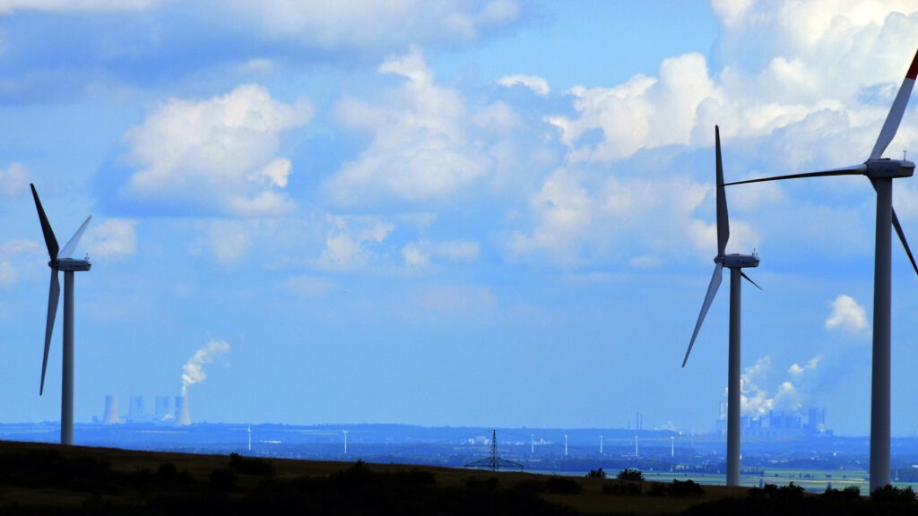 Blick bei Mechernich-Berg auf Windkraftanlagen und Braunkohlekraftwerke: In der Nachkriegszeit waren die Rheinländer froh, dass aus dem Rheinischen Kohlerevier Strom aus der Steckdose kam, ganze Dörfer wurden dafür zwangsumgesiedelt. Atomkraft läutete eine Energietrendwende ein, die sich in Tschernobyl und Fukushima als tödlich erwies. Jetzt sorgt Windenergie für Unmut. Archivfoto: Manfred Lang/pp/Agentur ProfiPress