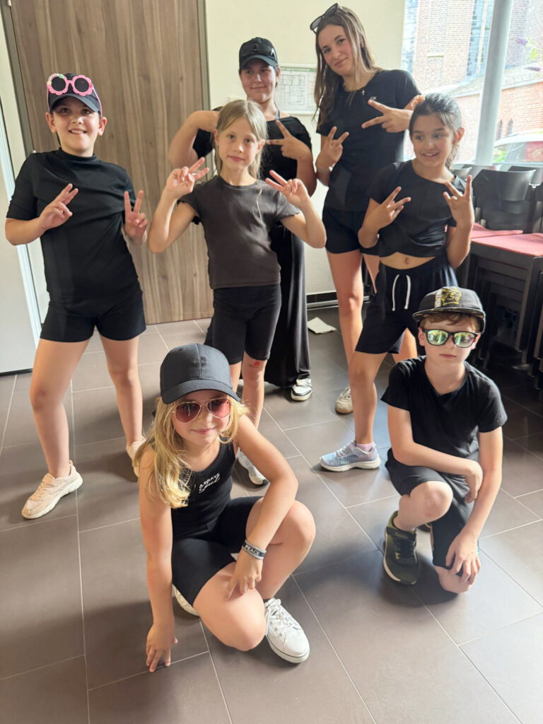 Die „Zumba Kids“ mit (v.l.) Ariana, Luise, Lotta, Valentina, Emma, Hannah und Johannes präsentierten energiegeladene Choreografien zu Liedern wie „By Myself“, „No Excuses“ und „Dance Monkey“. Foto: Privat/pp/Agentur ProfiPress