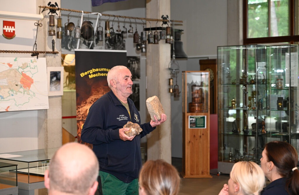 In den Ausstellungsräumen erklärte der Museums-Vorsitzende Günter Nießen die Geschichte des Mechernicher Bergbaus – anhand von praktischen Beispielen. Foto: Henri Grüger/pp/Agentur ProfiPress