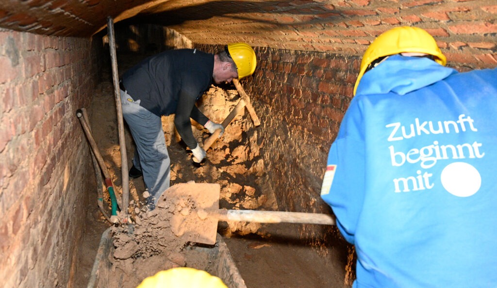 Schlamm und Sand ging es auch im „Krankenhausgang“ unter Tage an den Kragen. Foto: Henri Grüger/pp/Agentur ProfiPress