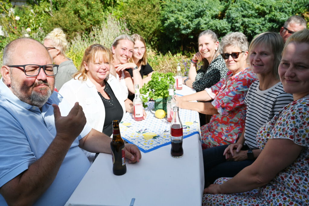 Strahlender Sonnenschein, gelöste Stimmung und jede Menge Gründe zur Freude: Das Sommerfest des Sozialwerks der Communio in Christo war am Freitag ein echtes Highlight für die Mitarbeitenden der Pflegeeinrichtungen – und eine starke Geste der gegenseitigen Wertschätzung. Foto: Manfred Lang/pp/Agentur ProfiPress