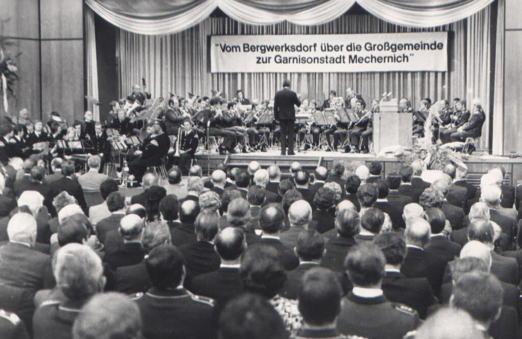 Die Aula des noch jungen Gymnasiums Am Turmhof war zum Festakt zur Stadtwerdung Mechernichs bis auf den letzten Platz besetzt. Musikalisch umrahmt wurde das Fest vom Luftwaffen-Musikkorps 3 und der Bergkapelle links daneben. Foto: H.G. Nickolay/pp/Agentur ProfiPress