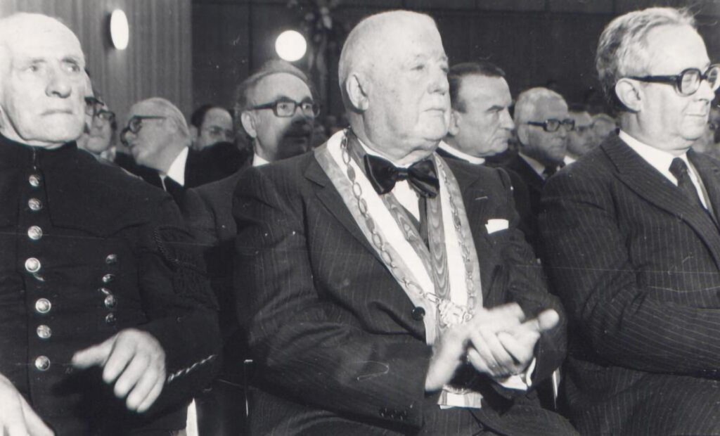 Im Bürgerbrief vom Oktober 1975 heißt es: Aufmerksame Zuhörer waren auch der französische Generalkonsul Quiz (v.r.), Bürgermeister Jullien aus Nyons und ein alter Bergmann aus Mechernich in der Traditionsuniform. Foto: H.G. Nickolay/pp/Agentur ProfiPress