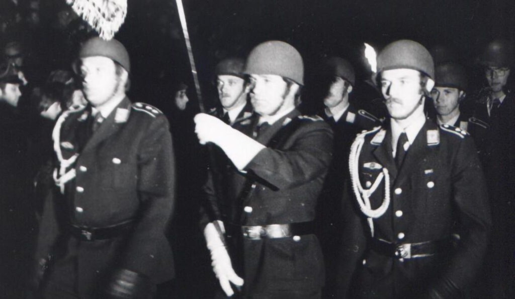 Zu den Feierlichkeiten im Oktober 1975 gehörte auch ein großer Fest- und Fackelzug durch Mechernich. Hier marschierte die Fahnenkompanie ins Eifelstadion ein. Foto: H.G. Nickolay/pp/Agentur ProfiPress