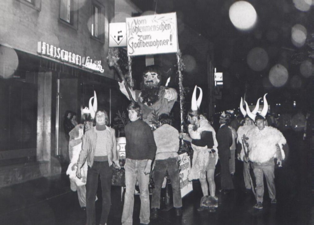 Vom Höhlenmenschen zum Stadtbewohner: Der Festzug zur Stadtwerdung im Jahr 1975 wurde von der Bevölkerung mit einer Prise Selbstironie begleitet – und doch schwang Stolz mit. Foto: H.G. Nickolay/pp/Agentur ProfiPress