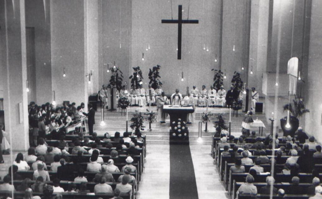 Bereits vor dem offiziellen Festakt hatten sich viele Gläubige in der Pfarrkirche eingefunden, um an einem Festgottesdienst teilzunehmen. Das Foto zeigt laut Bürgerbrief-Bildunterschrift, einen Ausschnitt aus dem Festgottesdienst am Freitagmorgen, links vorne der Kinderchor. Foto: H.G. Nickolay/pp/Agentur ProfiPress