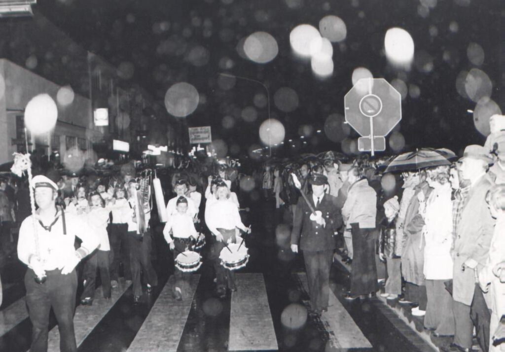 Das Wetter war den Mechernichern offenbar nicht hold. Das Bild ist übersäht von Regentropfen, die Bildunterschrift von damals: Überall wo der Fackelzug vorbeizog, standen die Menschen an den Straßen. Foto: H.G. Nickolay/pp/Agentur ProfiPress